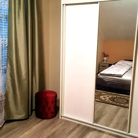 Leander Vendeghaz בית הארחה 3*