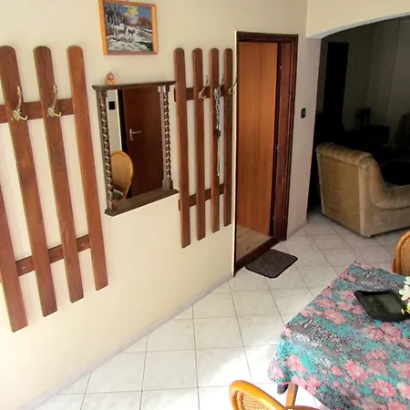 Leander Vendeghaz 3*